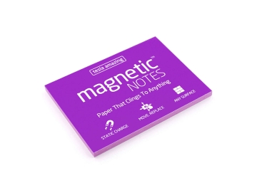 Magnetic Notes 100 mm x 70 mm reposicionables, cada block contiene 100 hojas. Magnetic Notes son blocks cargados con electrostática. Ideales para escribir notas y recordatorios, dejar mensajes, ver tareas, esquemas de trabajo, trabajo en equipo, juegos con amigos y aprendizaje con niños entre otras muchas utilidades. Magnetic Notes es un producto basado en una tecnología única patentada llamada film de polipropileno con carga estática, 100% reciclable. Se puede pegar en prácticamente todas las superficies: madera, plástico, vidrio, papel, metal, ladrillos, piedra, corcho, piel, textiles, siendo la superficie ideal una lisa, seca y sin polvo. Magnetic Notes incentiva a los chicos a organizarse en el espacio y el tiempo.