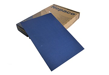 Carpeta colgante color nepaco con visores transparentes móviles para fijar en múltiples posiciones, varillas metálicas recubiertas, su altura supera el ancho del formato oficio. Medida: 36 x 24 cm